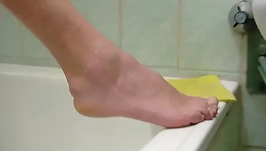 Cewek-cewek hot lagi asik fingering dan muasin memek mereka pakai dildo sendirian