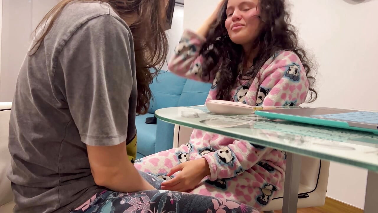 Moj jezik je tjera da vrišti do orgazma!!