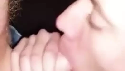 Twink trabalha meu pau sem cortes e tem o rosto engessado