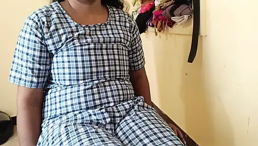 Heißes schulmädchen mit uniform