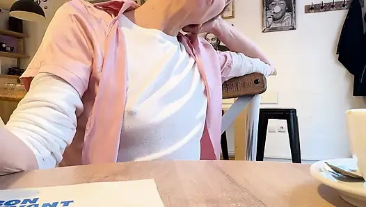 Blus putih yang sangat seksi mengekspos puting besarku yang ditindik di kedai kopi