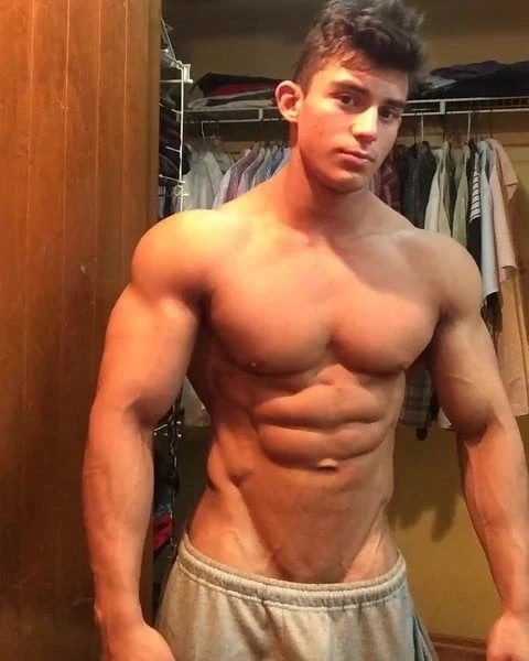Amateur Bodybuilder shows off
