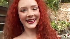 लाल बालों वाली ऑड्रे हॉलैंडर अपने सेक्स सनक भरे लम्बे लंड वाले मर्द के लिए अपना दिल और गांड खोलती है