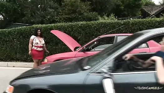 Tombul esmer kız bir tamirciyle sikişdikten sonra arabasını tamir ettiriyor