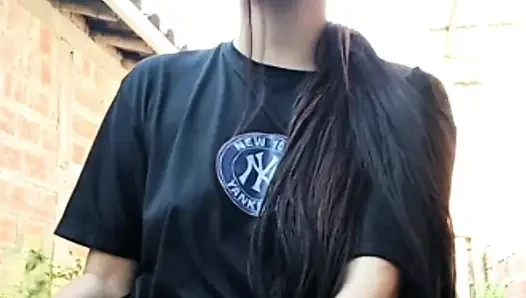 Sexy mädchen streamt und berührt sich für fans