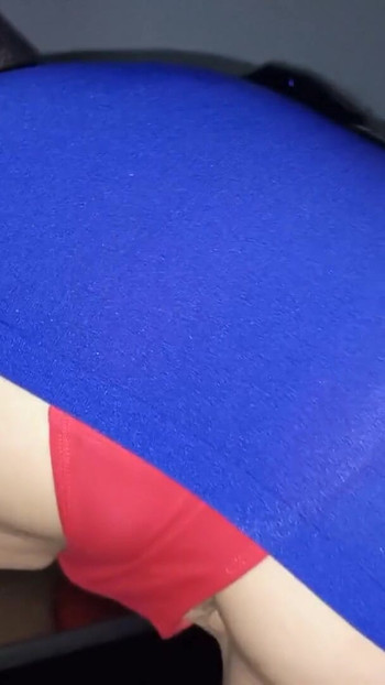 Zadivljujući trenutak iz filma "Nimfomanska žena ne podnosi vrućinu i masturbira svoju pičku na stolu nakon što se igra"