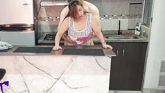 Istriku menggodaku di dapur sampai dicrot di dalam di dapur