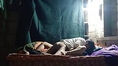 Un joli couple baise dans sa chambre. Vidéo de sexe torride d’un couple du village. Enregistrement vidéo en direct de sexe