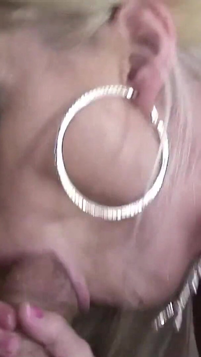 Mršava plavuša kurva s malim prirodnim sisama želi svršavanje u usta | Isječak 1