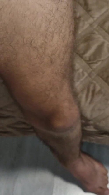 Prskajući spermu po kurčevima, mladi makro obožava spermu, pa je jedi. | Isječak 1