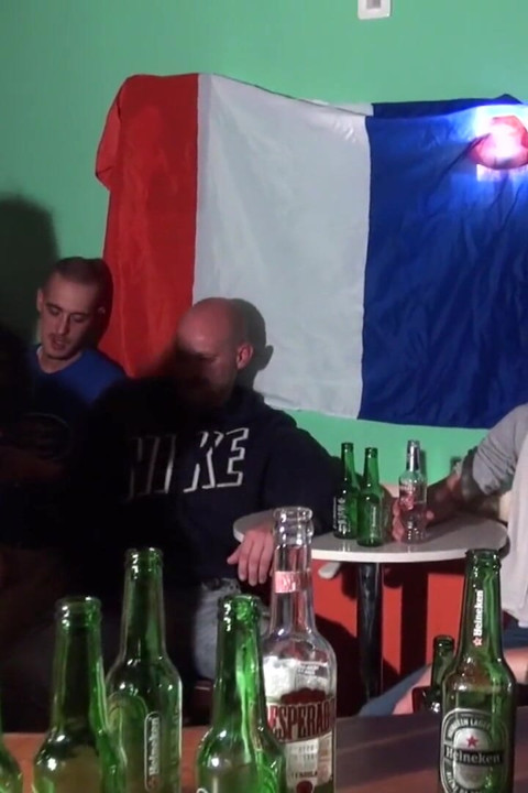 Fotbalisté šukají v baru
