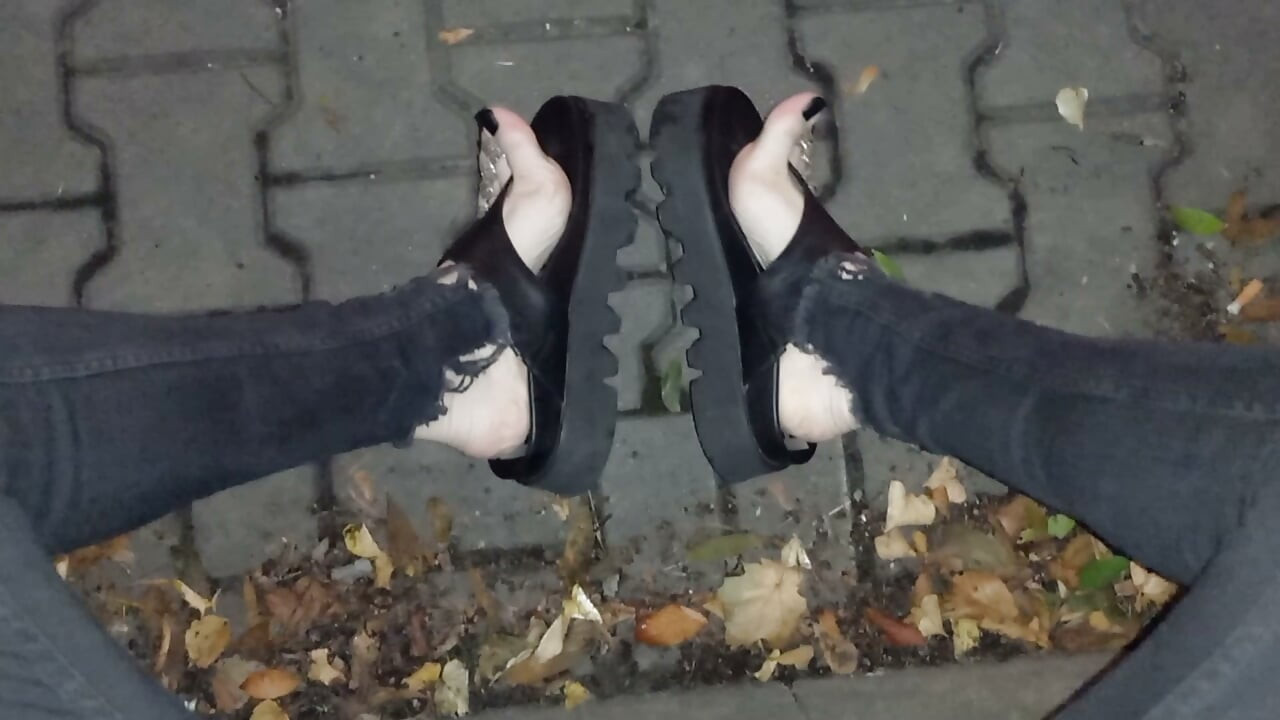 Moje gorące stopy crossdressera drażnią twarde kutasów podczas nocnego spaceru