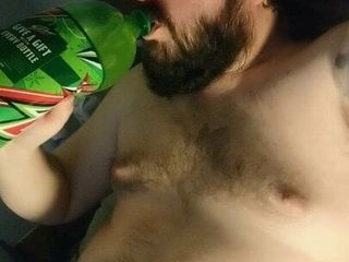 Fatboy engole refrigerante e estica a barriga cheia