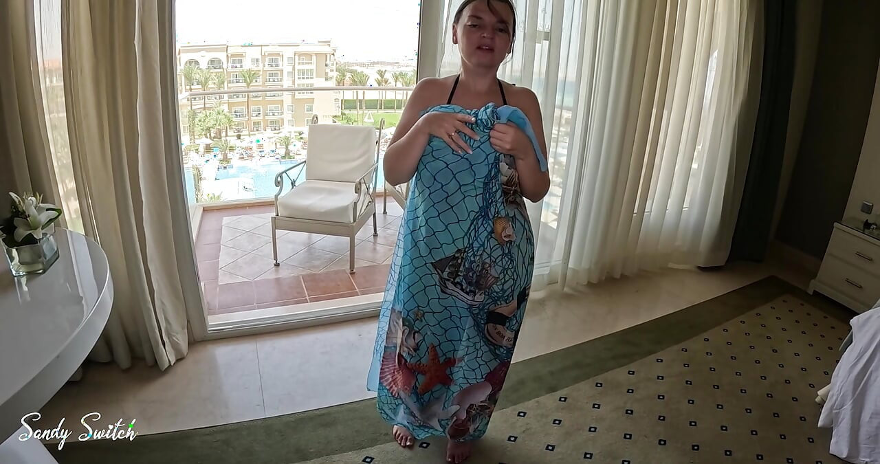 MILF Con Grandes Tetas Naturales Hace Pis Y Hace Una Mamada En La Ducha