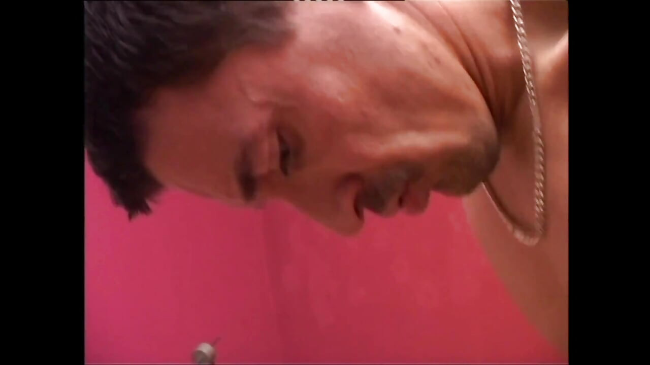 MILF cantik dengan pantat tetek kecil dikongkek dan pancutan mani dalam mulut oleh zakar vintaj besar