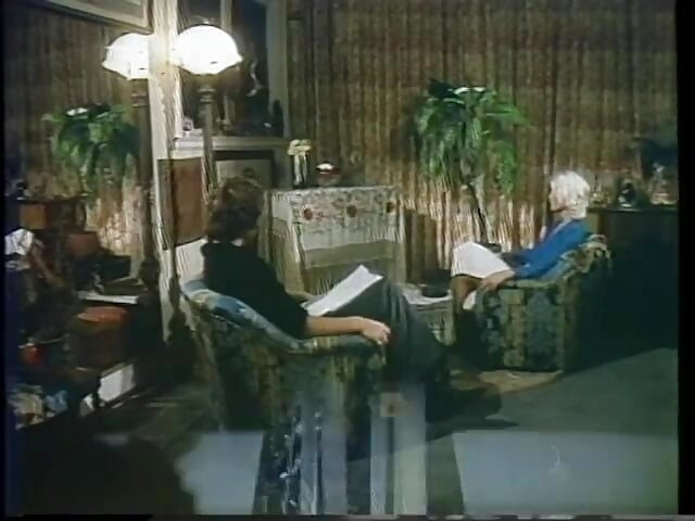 Blondă cu țâțe frumoase suge pula și se fute cu Paul Thomas pe podea