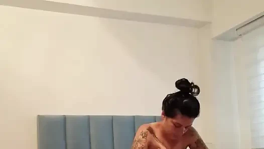 Cowok ini lagi ngidam toket besarku waktu aku lagi bersih-bersih, jadi aku wajib banget