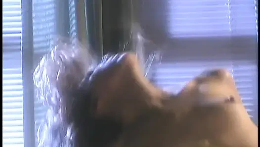 Sevimli götlü esmer sürtük yatakta kalın bir yarağa biniyor