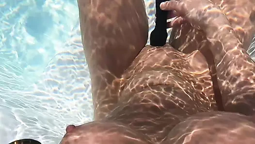 POV Süße Milf mit ihrem Lieblingsspielzeug in Jacuzzi PIP Hinter den Kulissen, wie das Video gedreht wurde