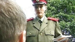 Una calda ragazza tedesca dai militari ha bisogno di sborra nella sua bocca