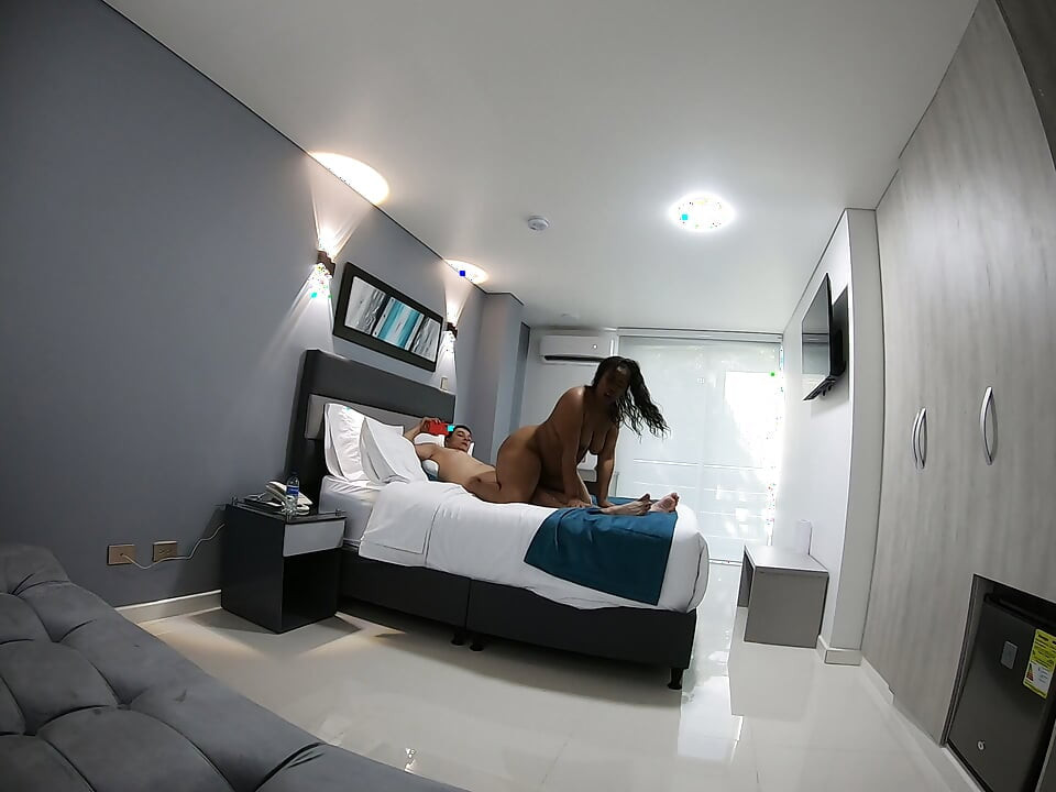 Cewek semok kolombia rambut cokelat lagi asik ngentot kontol tanpa kondom