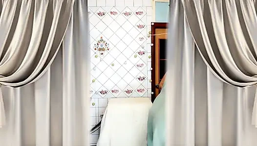 Горячая домохозяйка Лукерия на кухне: тверкает большими ягодицами и играет со своим телом после чая