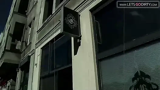 Sarışın kız sevgilisini bağladıktan sonra ayak masajının tadını çıkarıyor