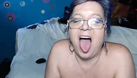 Show de squirt par webcam avec une mamie sexy