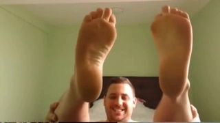 Draagt ​​grote mollige voeten op webcam
