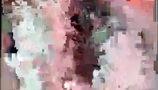 Seksi esmer kanepede bacaklarını açıyor ve kalın yarakla sikiliyor