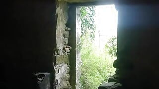 Ejaculez într-un templu abandonat
