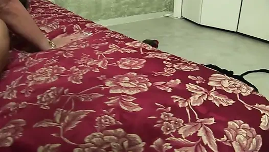 Azgın üvey anne oturma odasında hunk'un yarağını emmek için sabırsızlanıyor