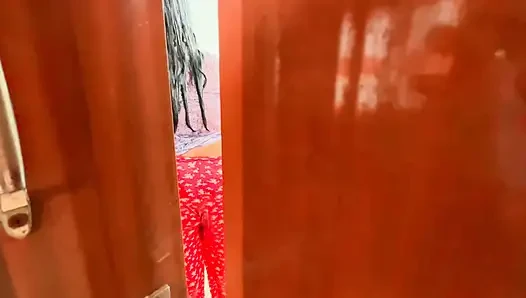 Mısırlı iri güzel üvey anne üvey oğlu süper ateşli olduğunda banyoda duş alıyor ve onu sikiyor - duşta seks ve döl
