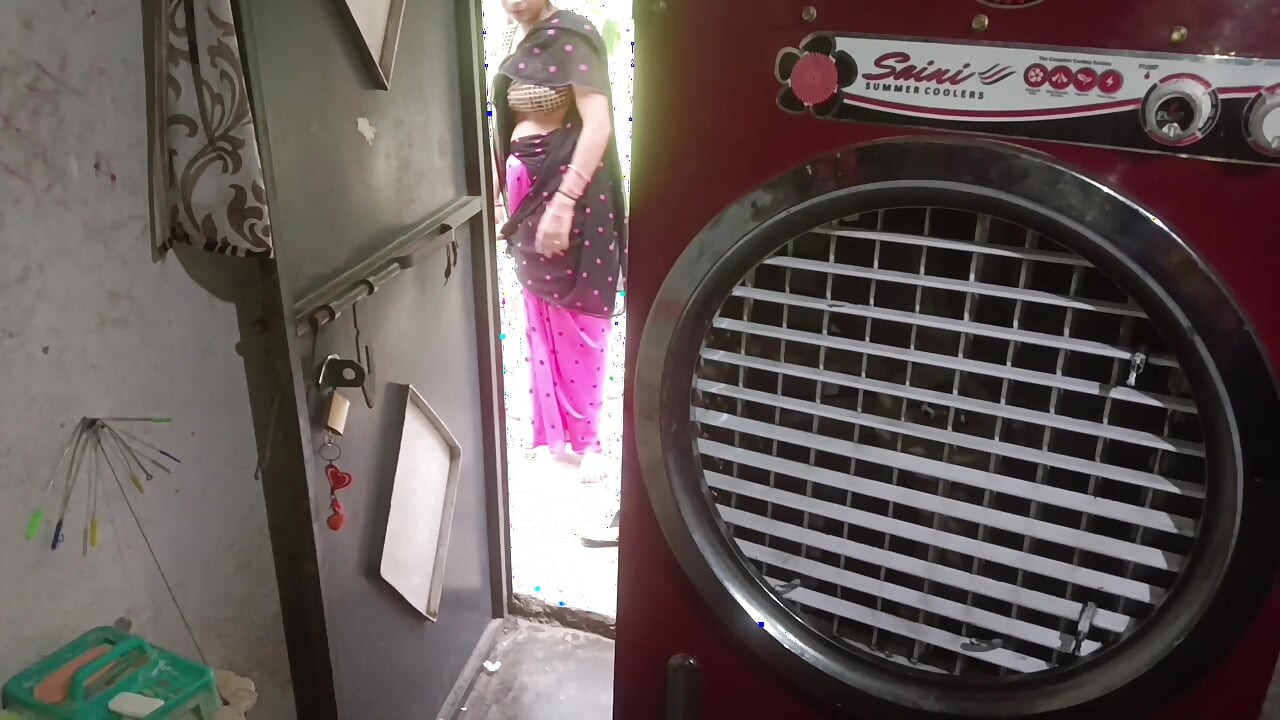 When her husband went to the bathroom in the kitchen, sister-in-law was alone, then sister-in-law's ass pussy fucked in the dog style of the land chusa.