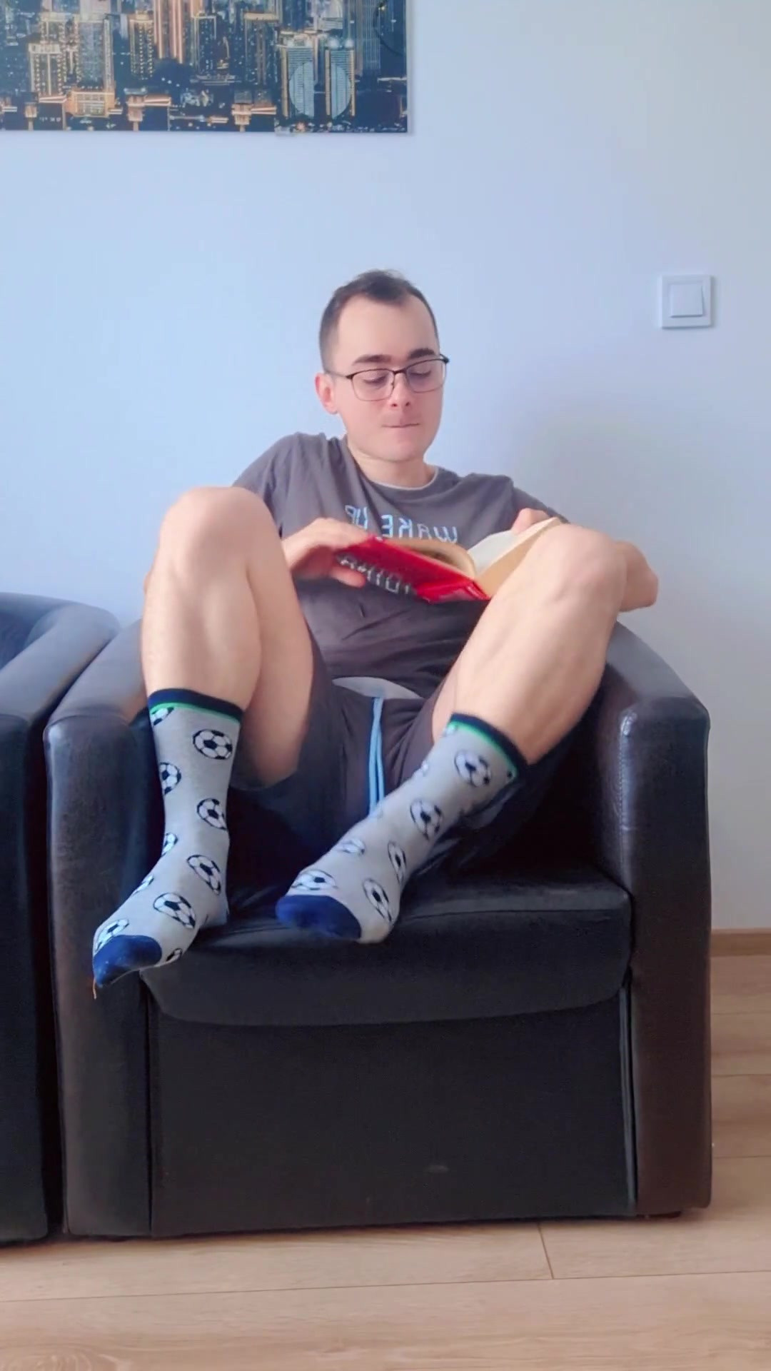 这个可爱的男孩来自大学，在玩游戏机之前撸管