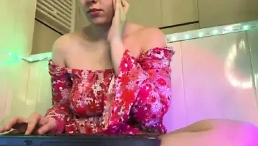 Jucielussie lagi asik mainin toket besar alaminya