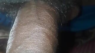 Menino indiano se masturbando debaixo do cobertor
