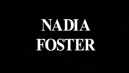 Милфа-блондинка с кляпом во рту и глубоко заглатывает массивный член