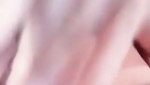 Geiles heißes schätzchen masturbiert, während alle beschäftigt sind