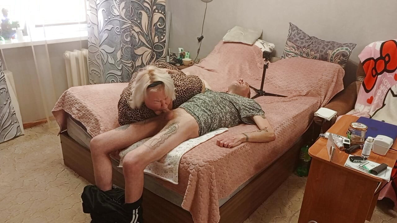 Stepmom gives blowjob to get a mouthful of cum