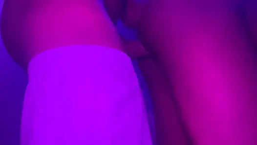 Heiße zierliche ebenholz teen sahnige muschi von bbc schwanz geschwärzt konnte nicht widerstehen, kitzler zu ficken, als sie aus der dusche kam, pOV