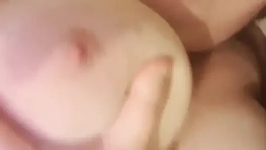 Junge englische bBW drückt, lutscht meine möpse und reibt fette muschi