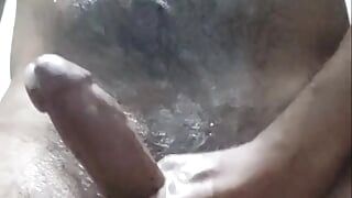 Homem peludo gozando no chuveiro com gemidos quentes - compilação