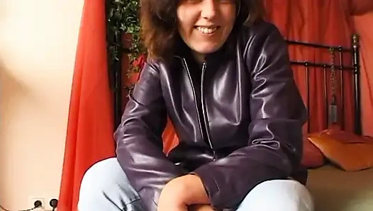 Брюнетка с маленькими сиськами трахает пальцами и трет ее киску