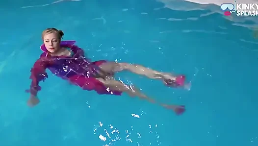 Schwimmen und spielen in Pvc Mac, latex und High Heels