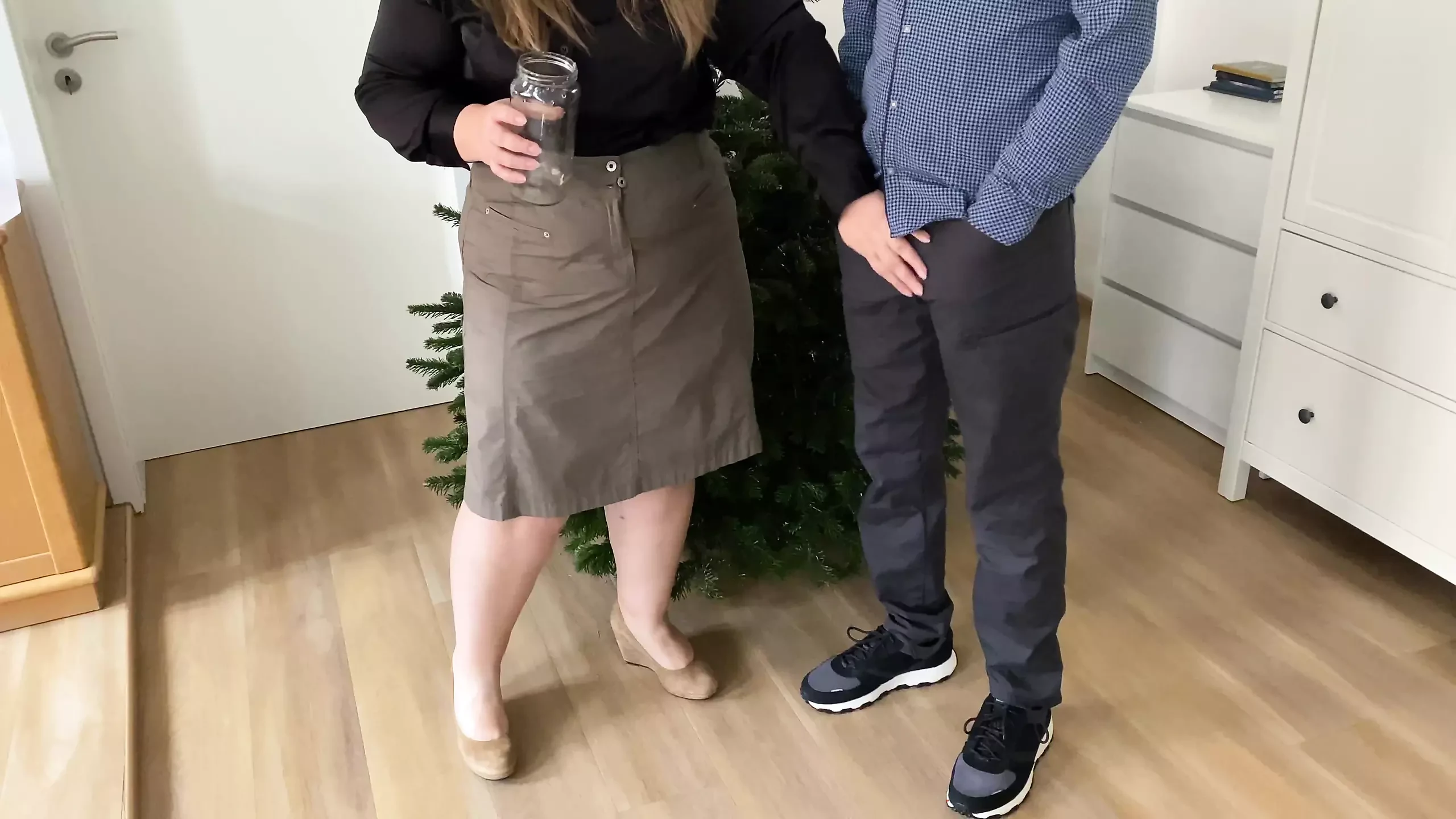 我说服我的岳母为我后入小便
