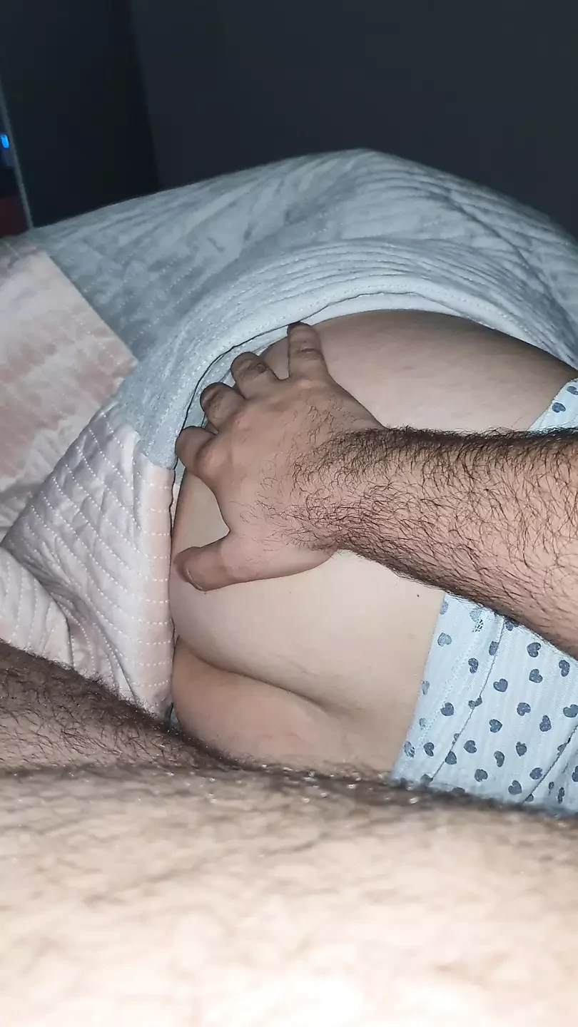 Step son pulled dick out while hand slip on step mom big ass