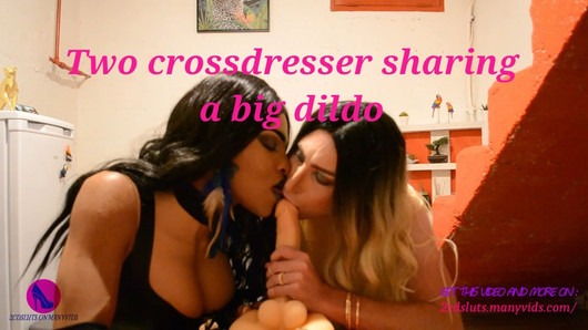 Dwóch crossdresserów dzielących wielki dildo