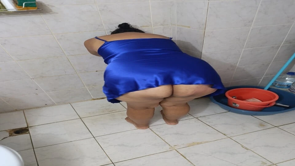 My boss's amateur milf wife takes a bath