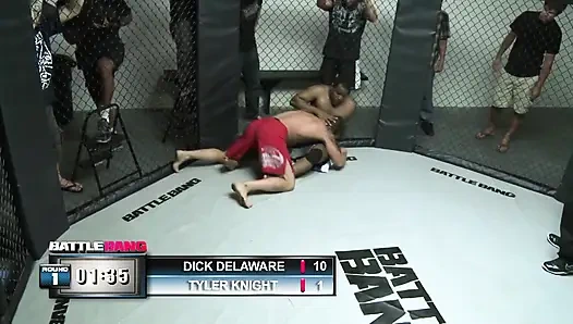 Блондинка-шлюшка раздвигает ноги для огромного донга